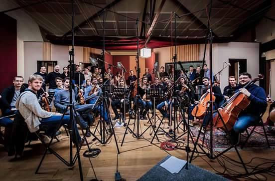 Nicolas Dubut et Guy-Roger Duvert - Les Seigneurs d'Outre Monde - Making Of de l'enregistrement de la bande originale - Enregistrement de la bande originale du film par l'orchestre Scoring Productions au studio OMEGA à Suresnes le 27 mars 2015. Nicolas Dubut a débuté sa carrière en 2009 en composant sa première bande originale pour le film ANTEFACTS, réalisé par Patrick O'blin. Sa collaboration avec Rémi Hoffmann a rapidement évoluée, menant à la création de la musique pour le film LES SEIGNEURS D'OUTRE MONDE qui a été sélectionnée dans plusieurs festivals internationaux en 2017. Au fil des années, il a réussi à diversifier son répertoire avec des compositions pour le théâtre, la publicité et les jeux vidéo. Aujourd'hui, Nicolas est reconnu pour ses contributions notables à de nombreux longs métrages, courts métrages, documents et spectacles. Les moments forts de sa carrière incluent plusieurs films avec la réalisatrice Sophie Attelann : HIKIKOMORI (2021) avec Karine Vantalon et Colette Roche (Sélection officielle au festival international du film fantastique de Menton 2023) ; LA ROBE NOIRE avec Isabelle Menal (2021) ; 20 ANS (2021) avec Julie Toupet ; JUSTE UNE FEMME (2021) avec Sylvia Fasolo. FROM THE TIME OF THE DOLLS... TO THE TIME OF THE GIANTS (2017) de Benoît Lelièvre pour l'artiste Fan Yaping ; D.S.I de Thomas Khawam et Sébastien Baccala (2022) avec Thomas Khawam, Aurore Planas, Pierre André, Laurent Leca, Garance Teillet et Frederic Souterelle (Marché de film du Festival de Cannes 2023 et prix du meilleur réalisateur au London Dirctor Awards en 2024) ; KIELI BI (2019) (Sélection officielle au Festival de Cannes Short Film Corner 2020) et BAQSY (2023) de Dana Mussa et Alexander Murphy (Sélection officielle au MOV’IN Cannes 2023 et ai InShadow Festival 2024) ; LIFE (2024) de Dragan Nikolic avec Natacha Régnier, Marie-Christine Barrault et Mogamed Bechiev.