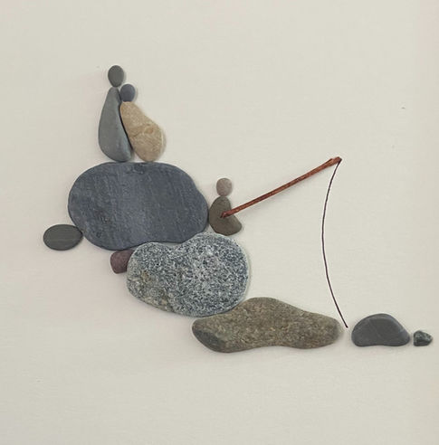 Petits Pebbles Oeuvres de galets et de verre polis par la mer de Louiza Nazef dans les Yvelines. Mon aventure artistique a commencée il y a quinze ans, en Floride, dans un geste partagé avec mon fils. Quelques galets oubliés, ramassés au bord de la mer, ont retrouvé souffle entre nos mains. De ce jeu est née une passion, une voix silencieuse faite de verres polis, de bois flottés et de poésie minérale. De l’Algérie à Malte, aux rivages méditerranéens, je glane mes trésors, offrandes naturelles devenues les joyaux de mes tableaux. Installée en France depuis plusieurs années, j’ai pu exposer à la Théière Apprivoisée, rejoindre le collectif Au Fil de l’Art de Carrières-sur-Seine, mener des ateliers à l’École des Alouettes, participer à des marchés d’art et présenter mes œuvres à la Mairie de Bonnières. Aujourd’hui, à l’Atelier 36 de la ville de Houilles, je continue d’exposer plusieurs fois par an. Mon art, né d’un instant suspendu, trace depuis un chemin de douceur,