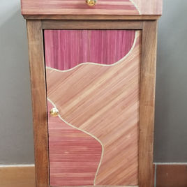 À Fontenay-sous-Bois, l’Atelier Rig & Léon redonne vie à des meubles chinés en les habillant de marqueterie de paille. La paille de seigle, découpée, teintée puis appliquée patiemment, révèle des reflets subtils et changeants selon la lumière. Attachée à valoriser chaque fragment de matière, l’artisane utilise les chutes de paille pour créer une collection de bijoux, prolongeant ainsi le geste créatif dans des pièces plus intimes. Ses créations mêlent tradition et inventivité, pour offrir des objets décoratifs et accessoires uniques, où la simplicité d’un matériau naturel devient une véritable source d’élégance.