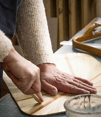 À Fontenay-sous-Bois, l’Atelier Rig & Léon redonne vie à des meubles chinés en les habillant de marqueterie de paille. La paille de seigle, découpée, teintée puis appliquée patiemment, révèle des reflets subtils et changeants selon la lumière. Attachée à valoriser chaque fragment de matière, l’artisane utilise les chutes de paille pour créer une collection de bijoux, prolongeant ainsi le geste créatif dans des pièces plus intimes. Ses créations mêlent tradition et inventivité, pour offrir des objets décoratifs et accessoires uniques, où la simplicité d’un matériau naturel devient une véritable source d’élégance.