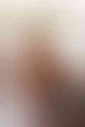 Femme initiée, gardienne d’un savoir où l’huile devient langage, mémoire et passage. Pendant des siècles, ces essences ont accompagné les seuils de la vie : naissances, deuils, renaissances intérieures. Ici, on ne parle pas seulement de molécules — on écoute la voix des plantes, on décode leur histoire, leur symbolique, leurs vertus, on reçoit leur message. L’initiation que je te propose ne remplace pas l’aromathérapie ni la mésaromatologie : une onction est autre chose — un geste sacré, une intention posée, une composition offerte pour accompagner une transformation. Tu apprendras à reconnaître l’essence spirituelle de chaque huile, à entrer en connexion profonde avec les plantes, et à fabriquer une onction selon des rites et des pratiques qui inscrivent la guérison dans le champ énergétique autant que dans le corps. Au programme des 19 et 20 juin 2026 (de 10h à 18h) : décryptage des huiles essentielles (histoire, symbolique, vertus), pratiques sensorielles, rituels d’onction, transmissions concrètes et guidées pour composer et recevoir ta propre onction sacrée. Deux jours d’exploration, de transmission et de pratique pour t’ouvrir à une médecine subtile, héritée et vivante. Tu utilises déjà des huiles essentielles ? Ou la simple curiosité t’appelle ? Viens avec ton expérience ou ta soif d’apprendre — repars avec des clés, une onction choisie pour toi et la capacité d’accompagner des passages avec présence et sacralité. Places limitées — réserve ta place pour le week‑end d’initiation aux onctions sacrées. Prix : 222€ pour les 2 jours. (Le prix comprend la fabrication de ta propre onction)