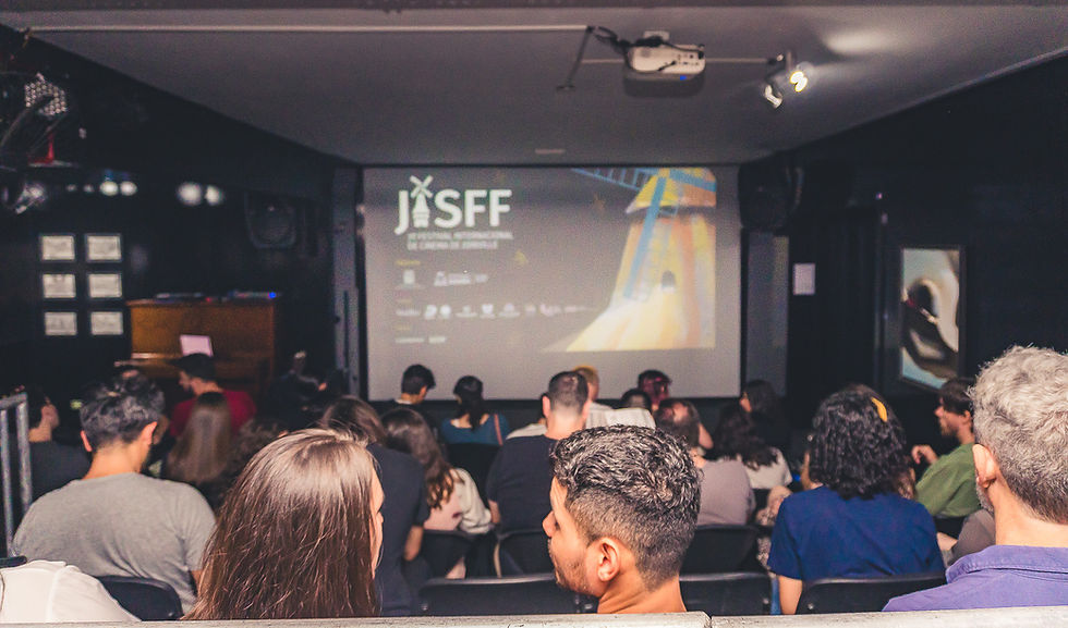 Publici durante festival de cinema realizado na Galeria33 em Junho/24.