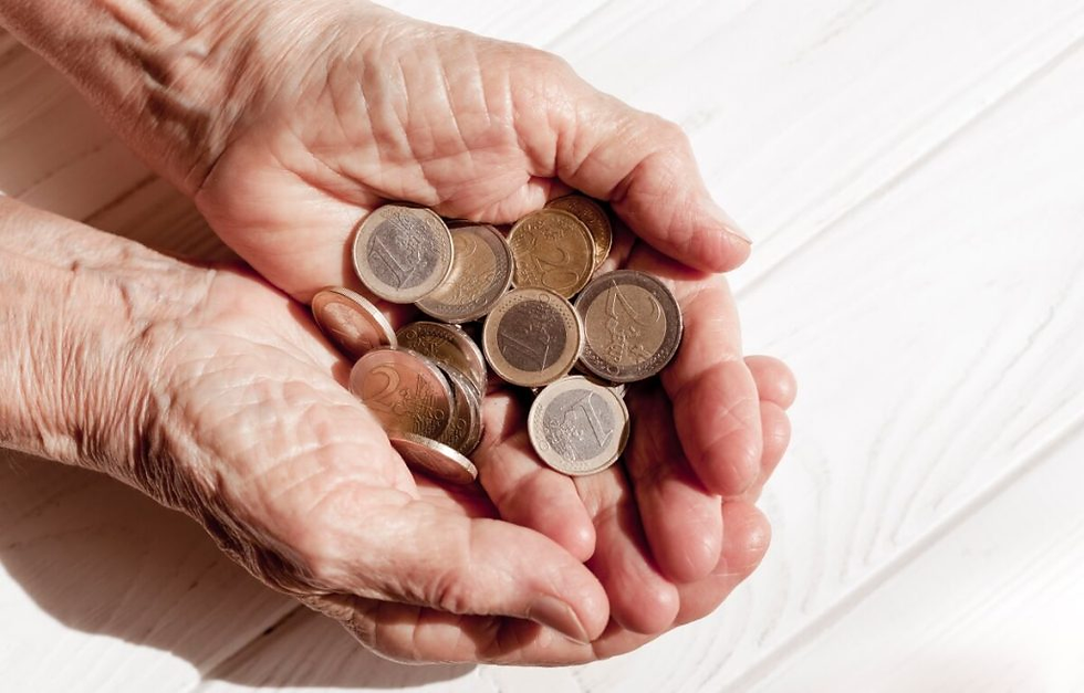Para além do complemento solidário para idosos, há outras formas de apoio que os idosos podem receber para suprir as suas necessidades financeiras.