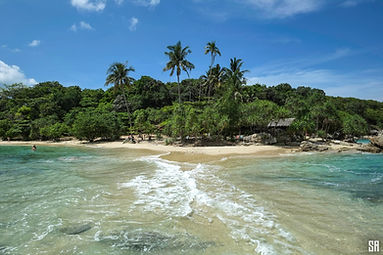 There is a small rocky cape in front of the restaurant at the northern end of the island
