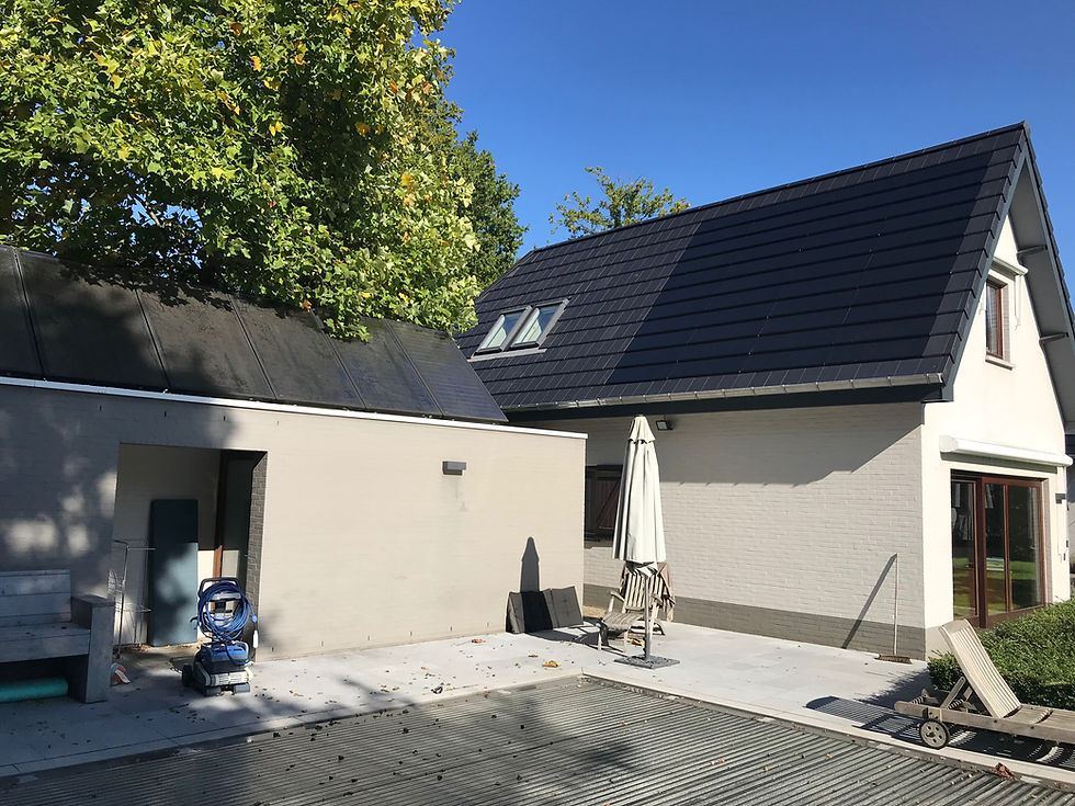 Gepflegtes Schweizer Hausdach mit Tonziegeln nach einer Dacheindeckung