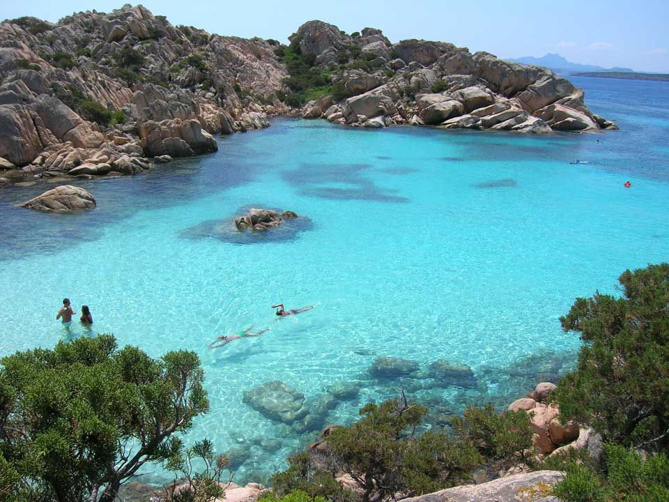 Escursione_spiaggia_acqua_azzurra_isola_di_caprera_small.jpg