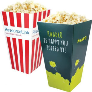 Boite popcorn 700gr
Matière : Papier carton
Taille du produit : H 178 x W 95mm
Une boite de 24 oz parfaitement adaptée pour le snacking, cet emballage est certifié pour le contact alimentaire (écolabel FSC) et respectueux en même temps de l’environnement.
La personnalisation est en quadrichromie sur toute les surfaces, avec un pelliculage OSEGA pour réduire l’empreinte écologique, la boite de popcorn 24 oz résiste au gras.