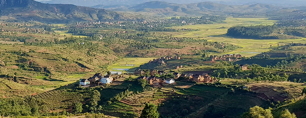 Uitzicht op het hoogland met heuvellandschap en rijstvelden in de valleien