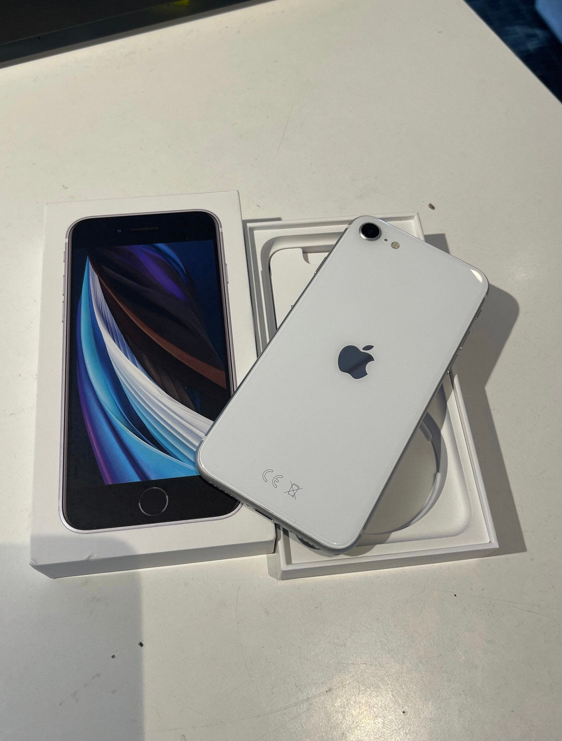 IPhone SE 2022 / Strøken / 100% batteri