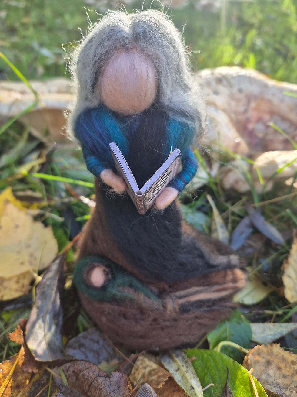 Miniaturbild: Hüterin der Dunkelheit - Filzfigur Göttin