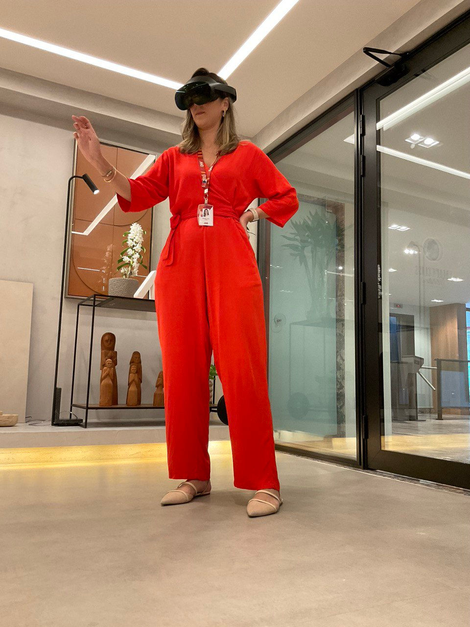 Mulher usando óculos de Realidade Virtual em ponto de vendas