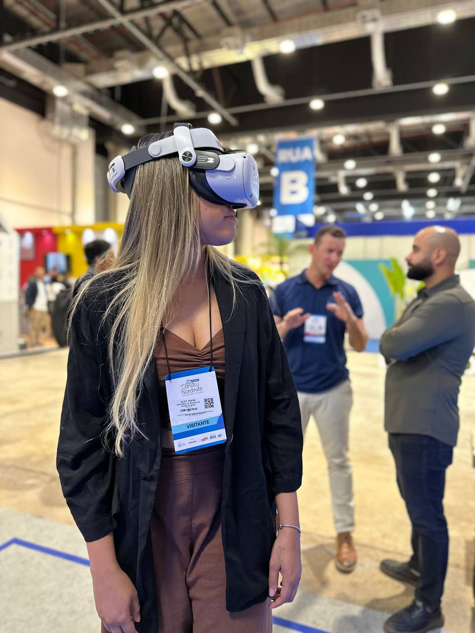 Mulher usando óculos de Realidade Virtual em evento