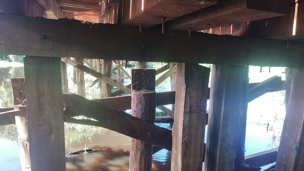 ponte de madeira impede alunos de irem à escola em Vila Bela