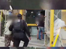 Mulher é esfaqueada durante assalto em Niterói; suspeitos são presos