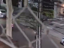 Homem implora para não ser assaltado e vÃdeo impressiona