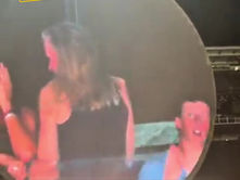 Casal é flagrado em show do Coldplay