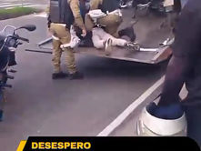 Homem é preso após tentar tirar moto de reboque