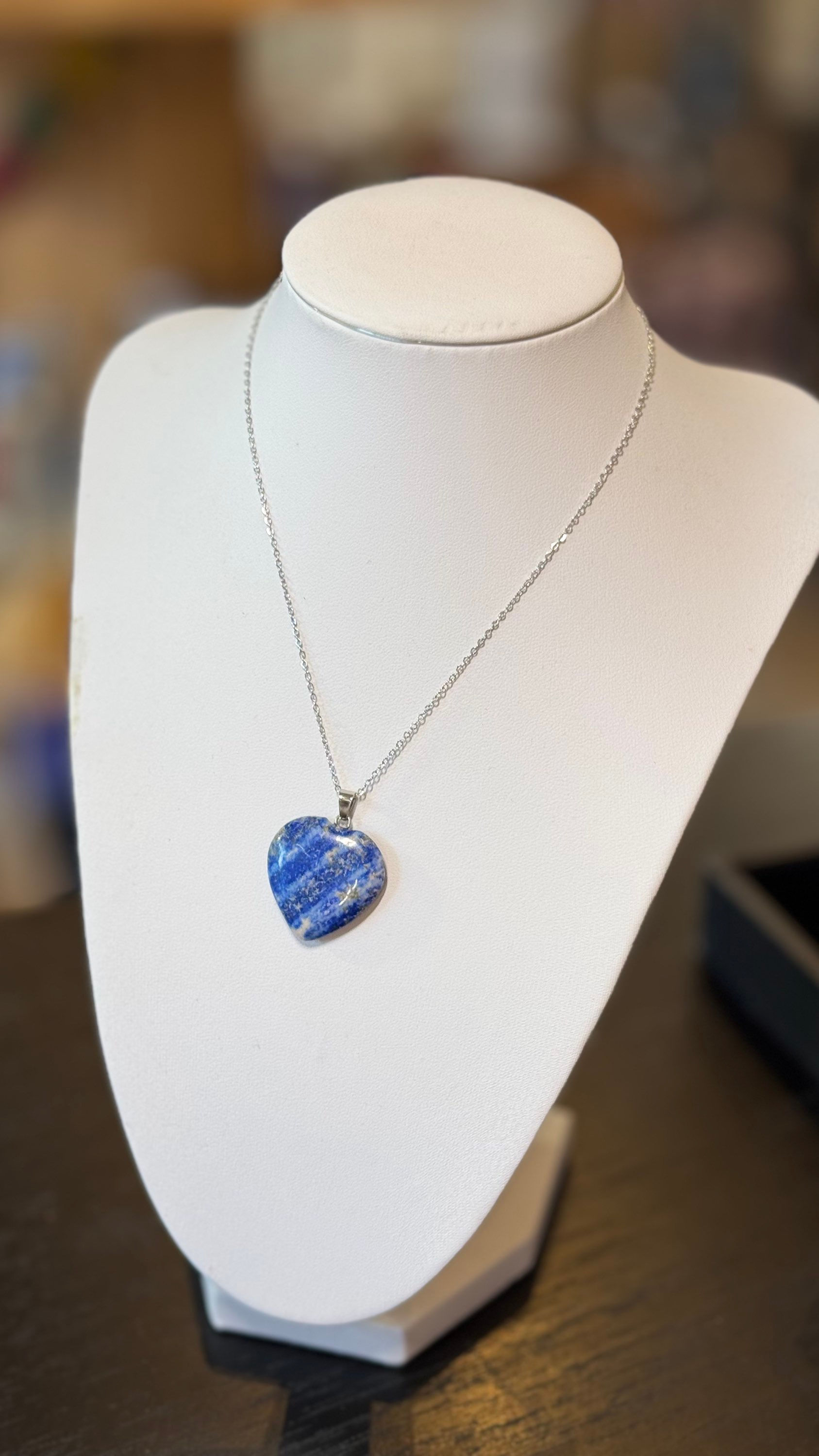 Pendentif Lapis Lazuli en forme de 🤍 avec chaînette.