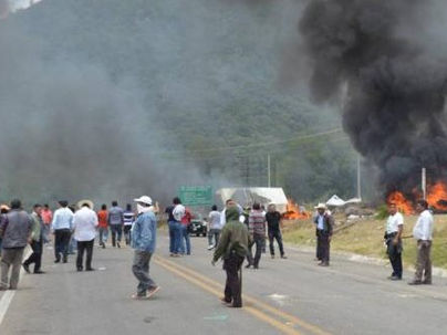 Encapuchados atacan a maestros en Chiapas