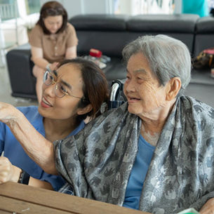 การดูแลผู้ป่วยอัลไซเมอร์: ทำความเข้าใจและรับมืออย่างถูกวิธี