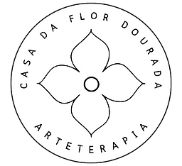 Logo da Casa da Flor Dourada, possui uma flor ao centro com o nome do espaço ao redor