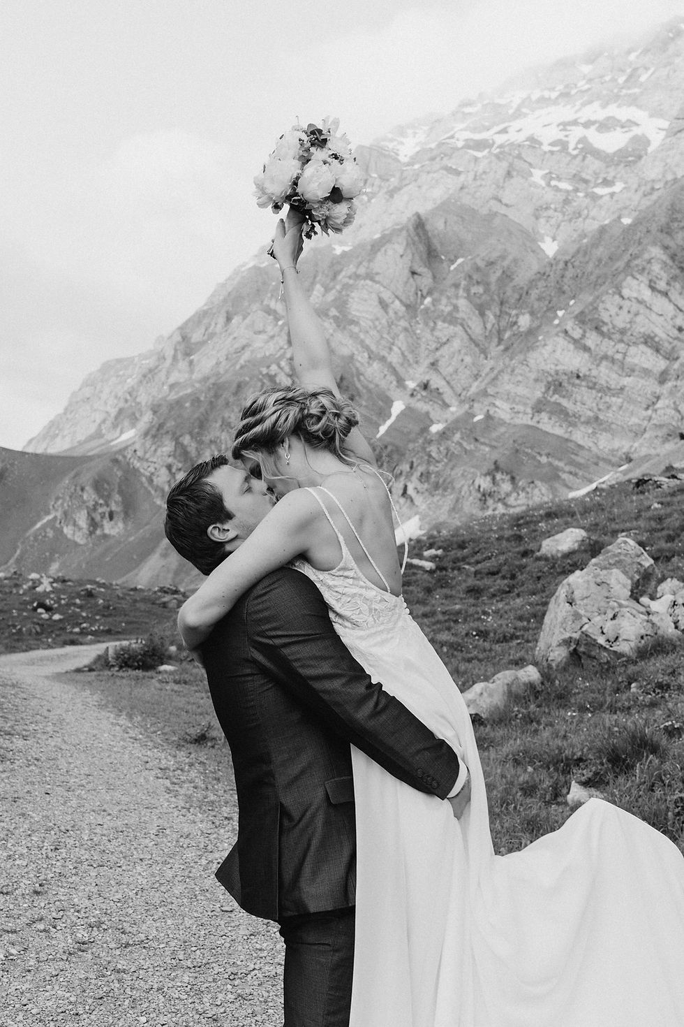 Hochzeitspaar umarmt sich