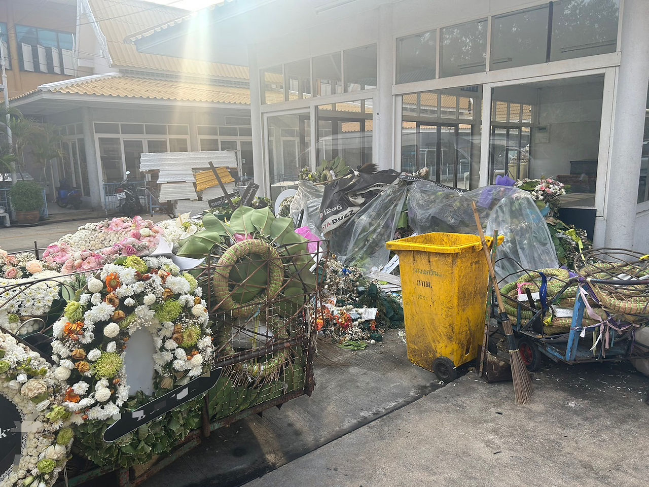 กองขยะกับภาระของวัด กองขยะพวงหรีด