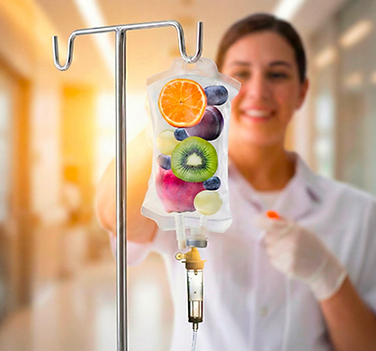Infermiere qui prépare vitaminotherapie IV à Bruxelles