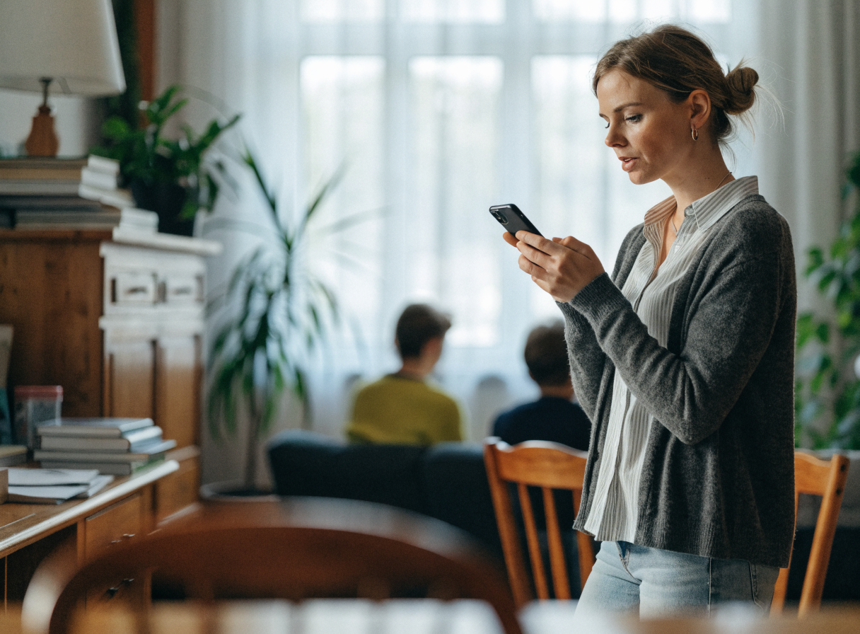Pädagogin dokumentiert per Sprache am Smartphone in der Wohngruppe
