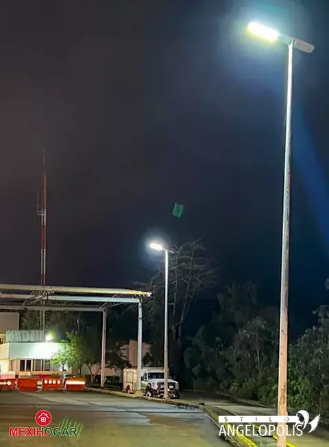 Lámpara solar suburbana puebla