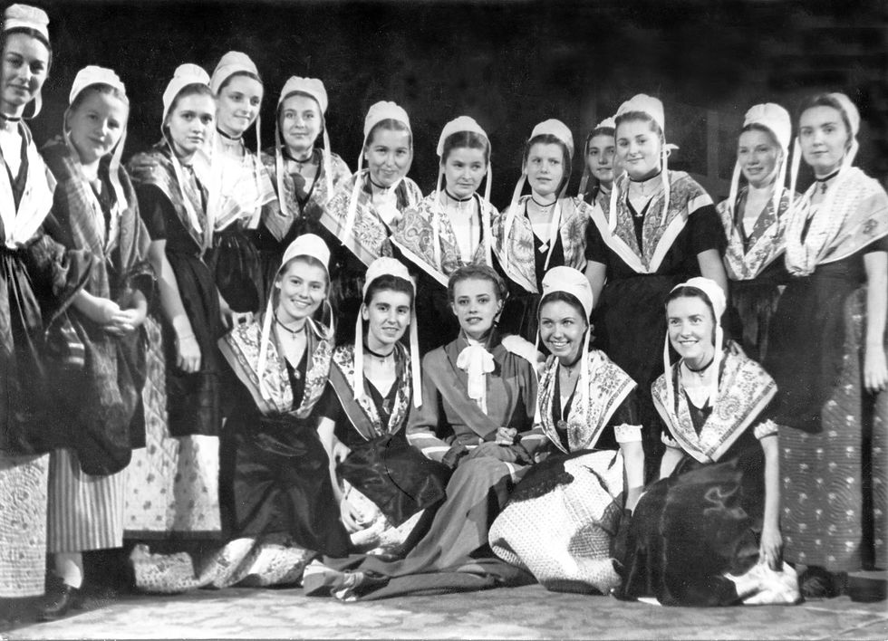 Jeanne Moreau entourée de Comtadines de l'Académie provençale, ouvreuses pour le Festival. Vers 1951