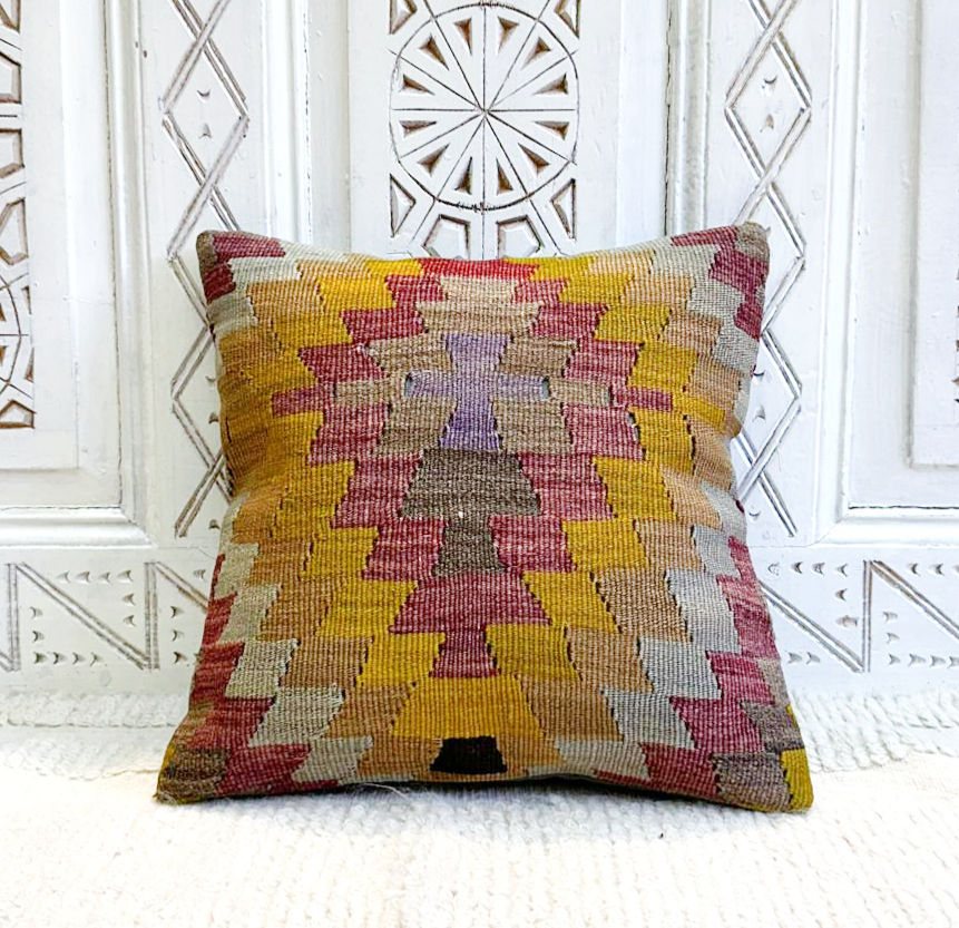 縮圖：Handmade Vintage Pillow                                              16in x 16in