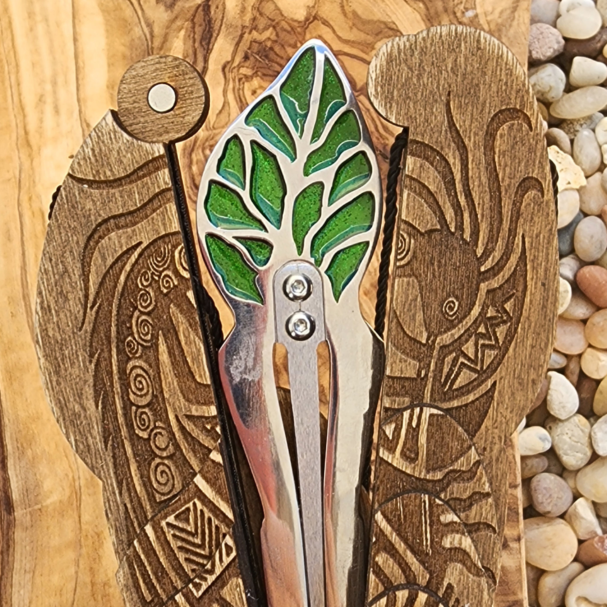 Jaw harp featuring a green leaf pattern at the beginning of the jaw harp