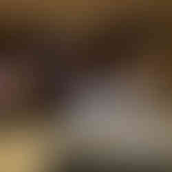 ילדים מדליקים נרות חנוכה