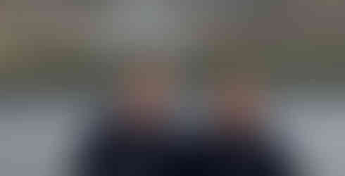 שתי נשים עומדות ליד הלובר בפריז