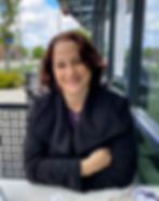 מאיה חן יושבת ליד שולחן במסעדה