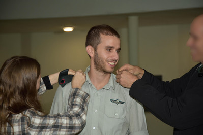 חייל מקבל דרגה בצבא