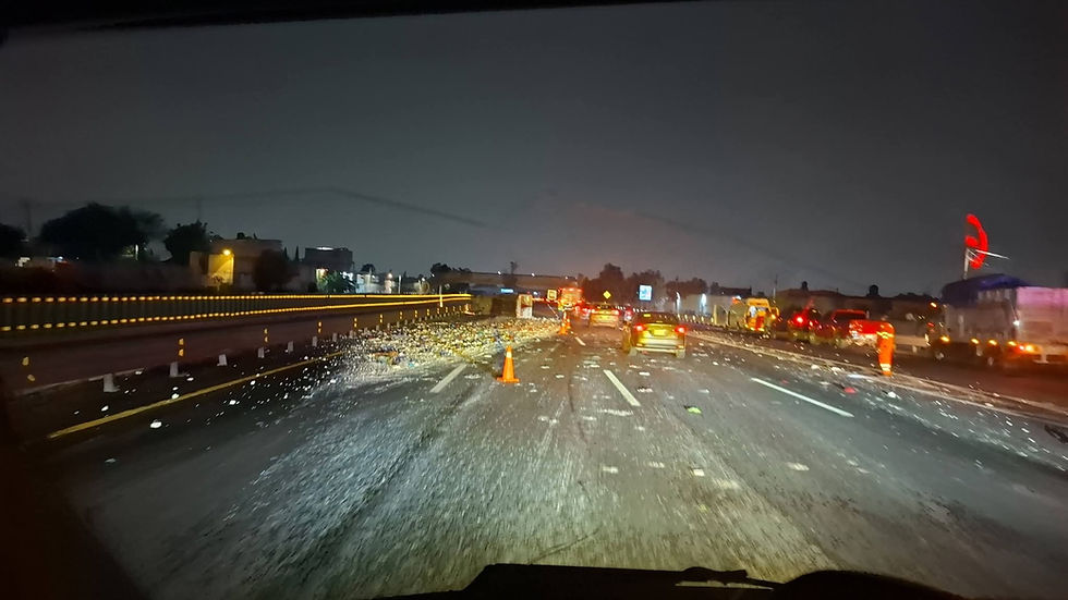 Vuelca camioneta cargada de pollos en la México-Pachuca