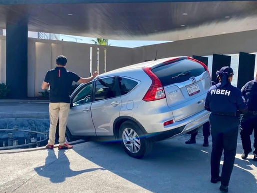 Pachuca: Conductora casi termina dentro de una fuente en el Parque Cultural
