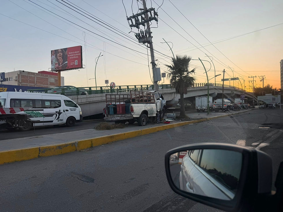 El accidente en el Bulevar Colosio dejó la parte frontal de la unidad muy dañada