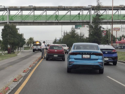 Accidente entre particulares en el bulevar Felipe Ángeles