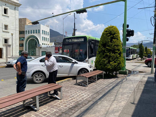 Tuzobús protagoniza accidente frente a La Villita de Pachuca
