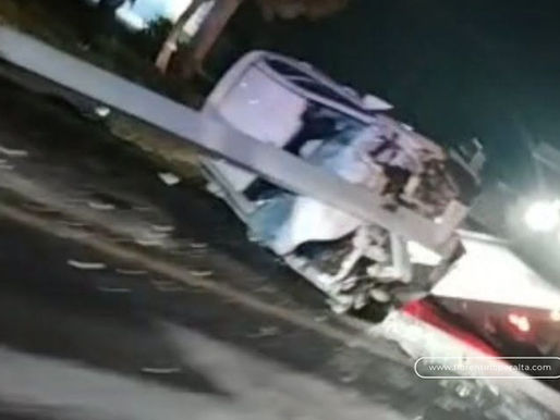 Accidente en carretera Pachuca-Actopan: vehículo se impacta contra un poste