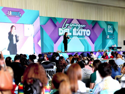 Fernanda Familiar imparte conferencia a mujeres de Nueva Alianza Hidalgo