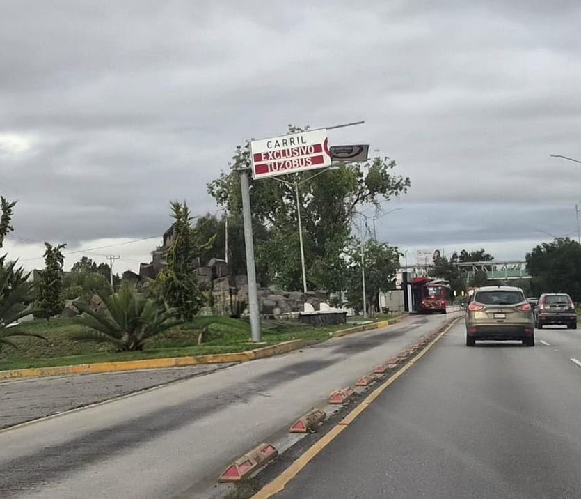 Reportan colapso de letrero vial en carril confinado del Tuzobús