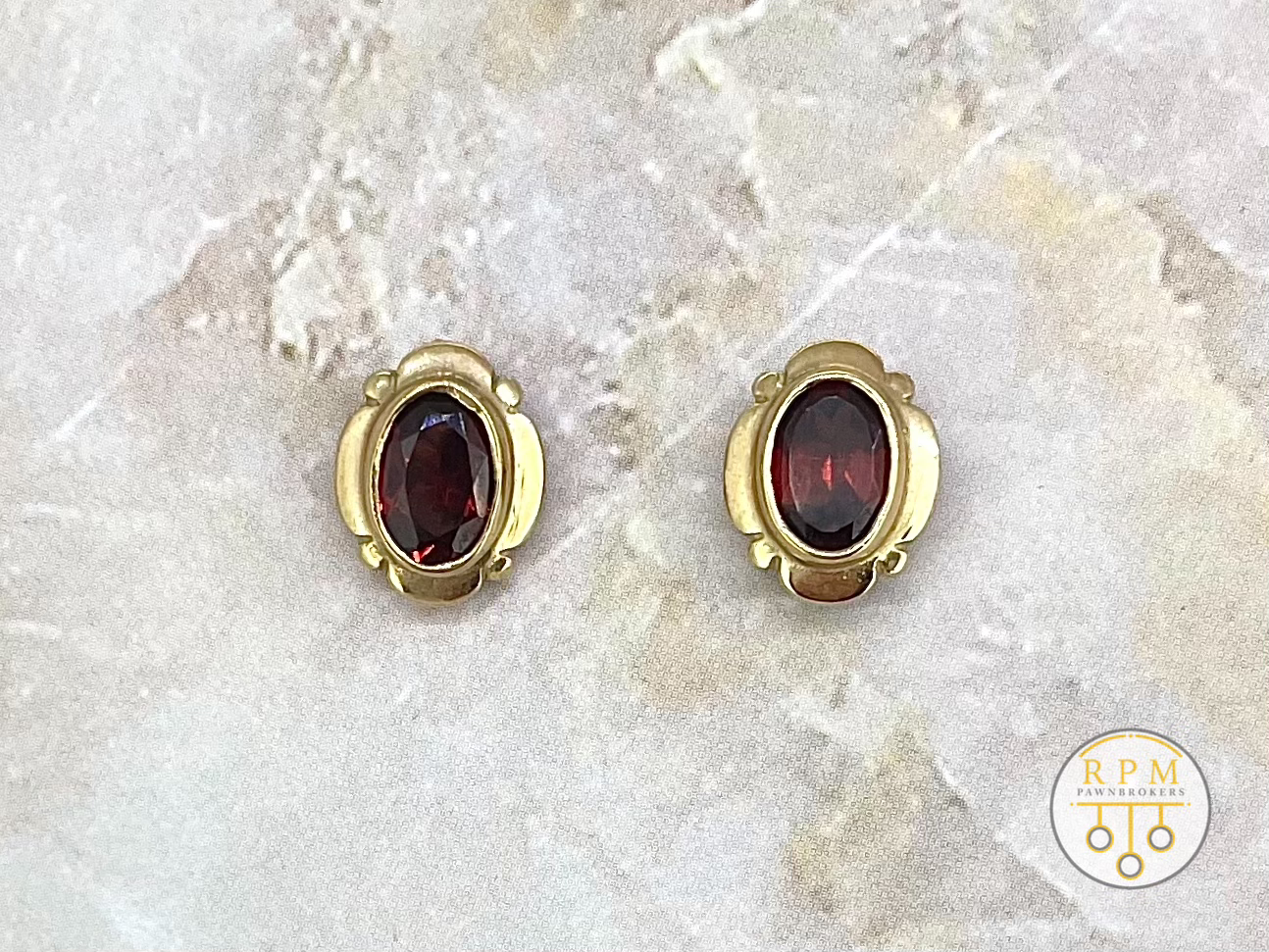 9ct Yellow Gold Garnet Stud Earrings