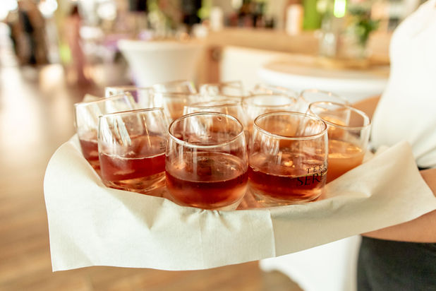 Wackelgläser gefüllt mit Prosecco Rosé auf Tablett des Kellners