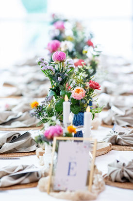 gedeckter Tisch mit bunten Blumen