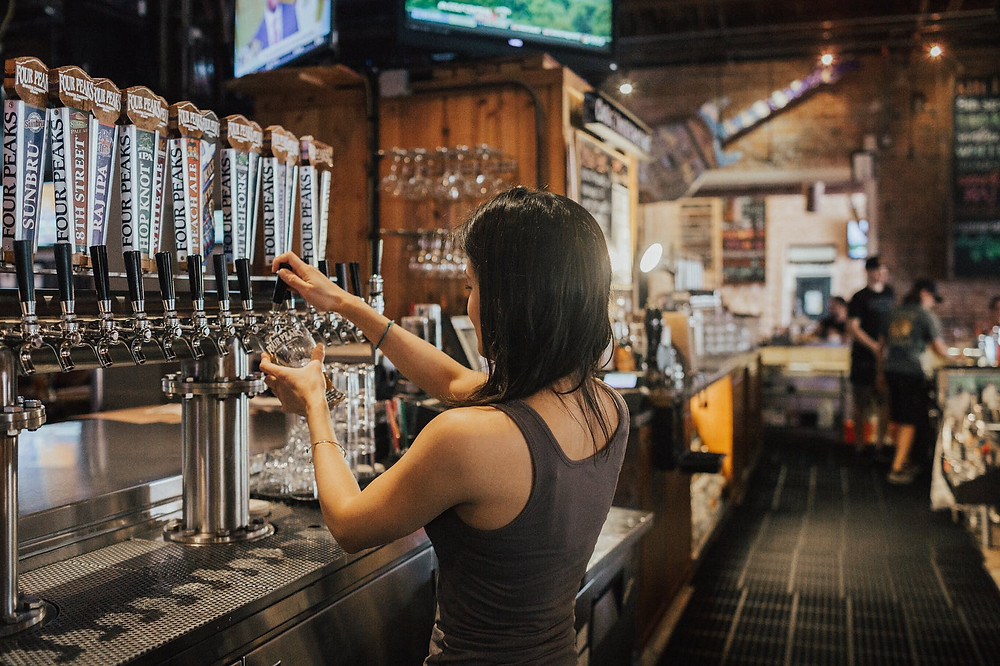 garçonete servindo bebidas
