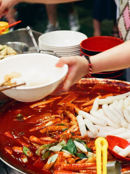 Numaru Tteokbokki servírovány s domácími rýžovými koláčky